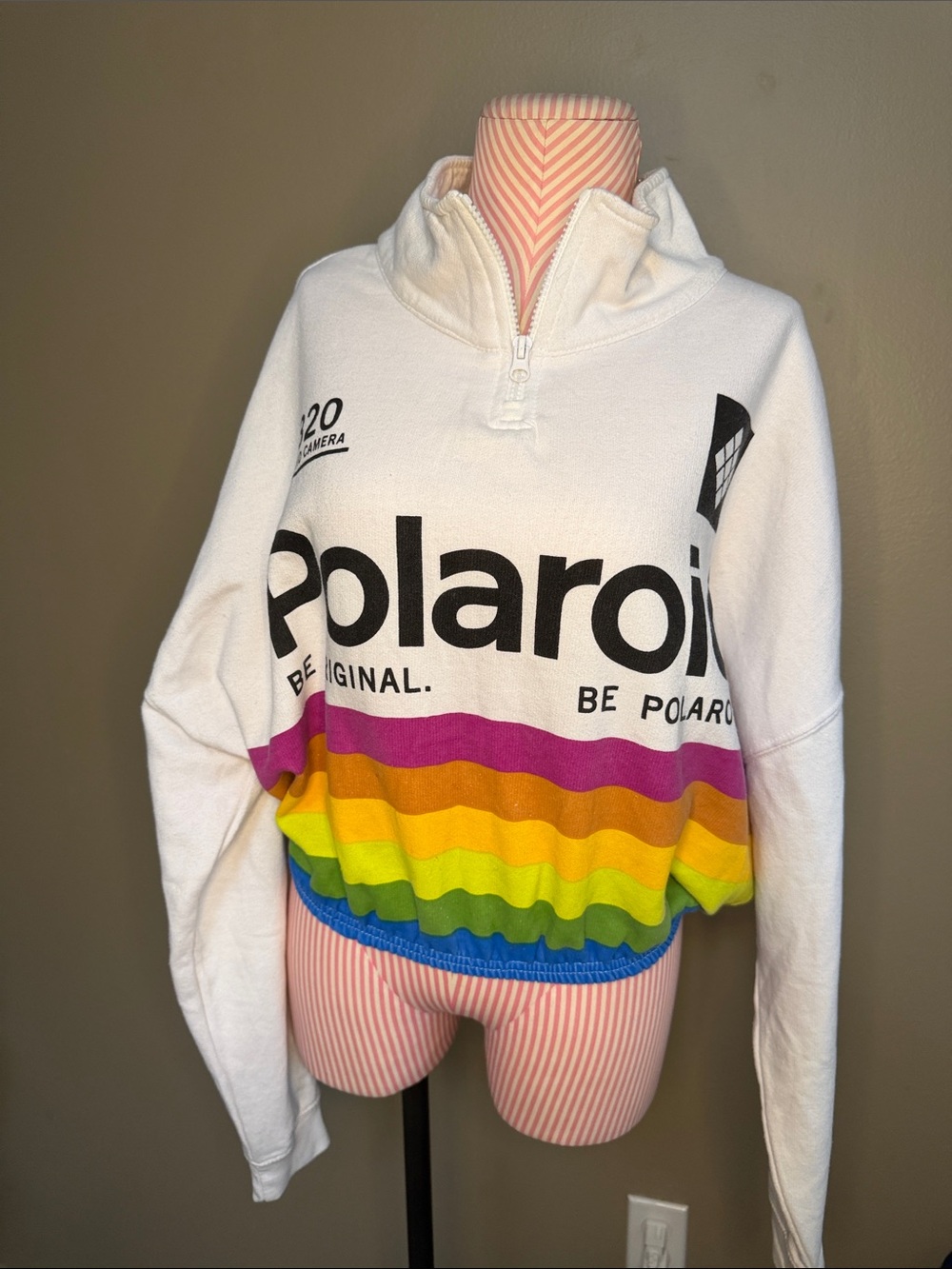 Vintage Polaroid White Cropped Pullover with Rainbow Stripe Bands - M